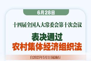 ️亲吻俱乐部队徽！18岁新援前锋罗克首次正式身披巴萨球衣